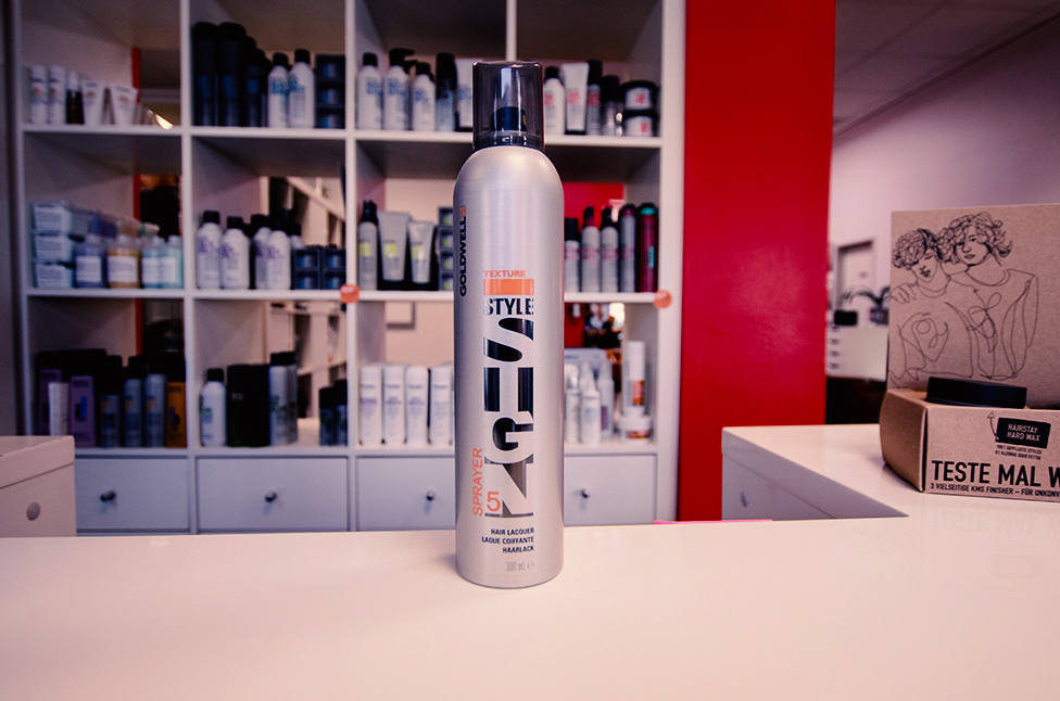 Nach dem Haareschneiden benutzen wir in Berlin Lichtenrade gerne das Goldwell Stylesign Spray